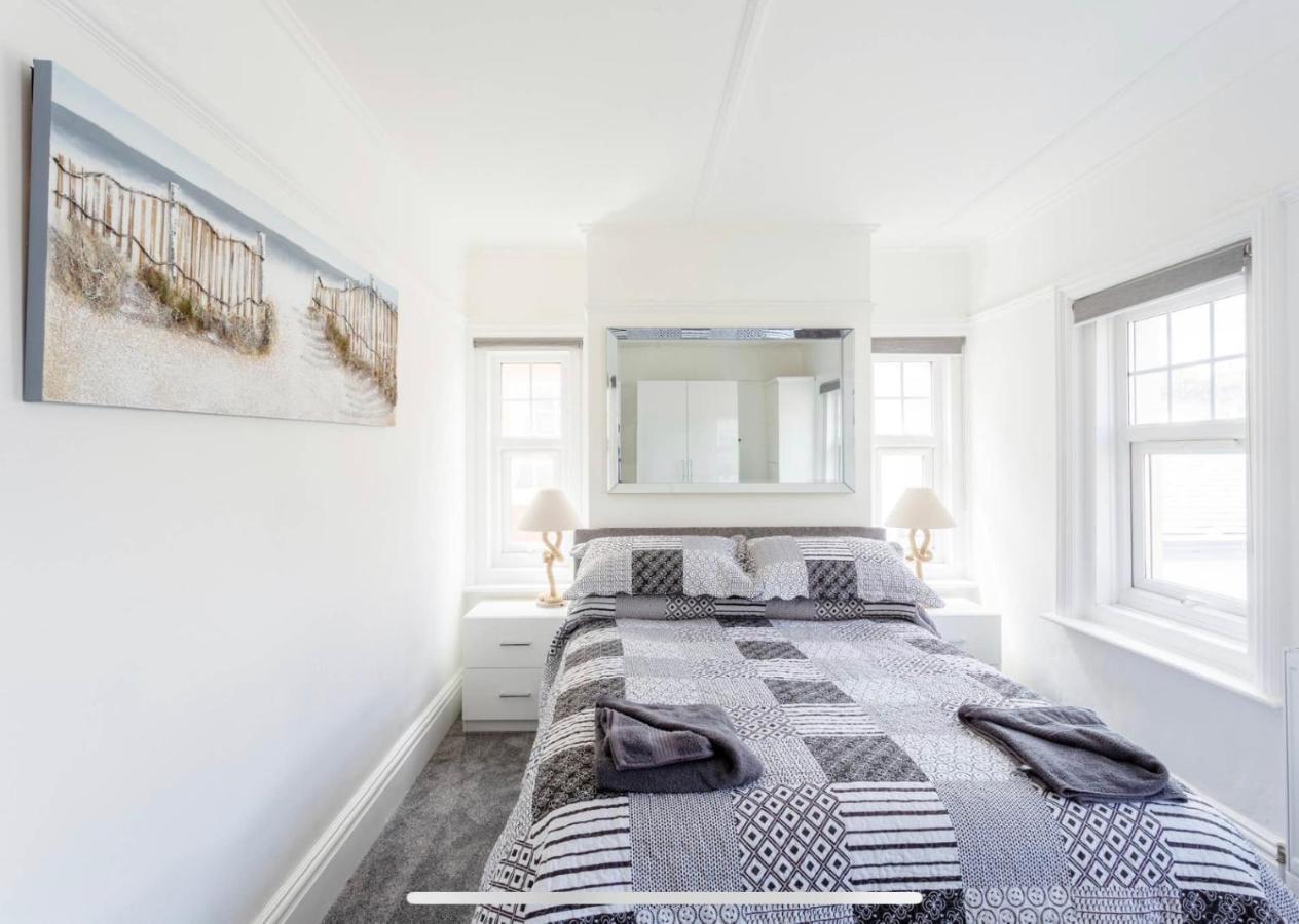 ליים ריג'יס Ammonite Luxury Beachfront Apartment מראה חיצוני תמונה