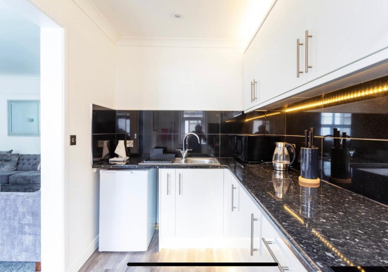 ליים ריג'יס Ammonite Luxury Beachfront Apartment מראה חיצוני תמונה